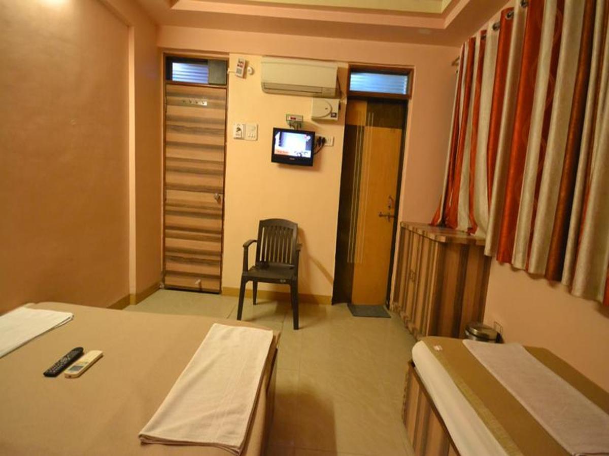 Hotel Sai Hari Prasad Shirdi Exteriör bild